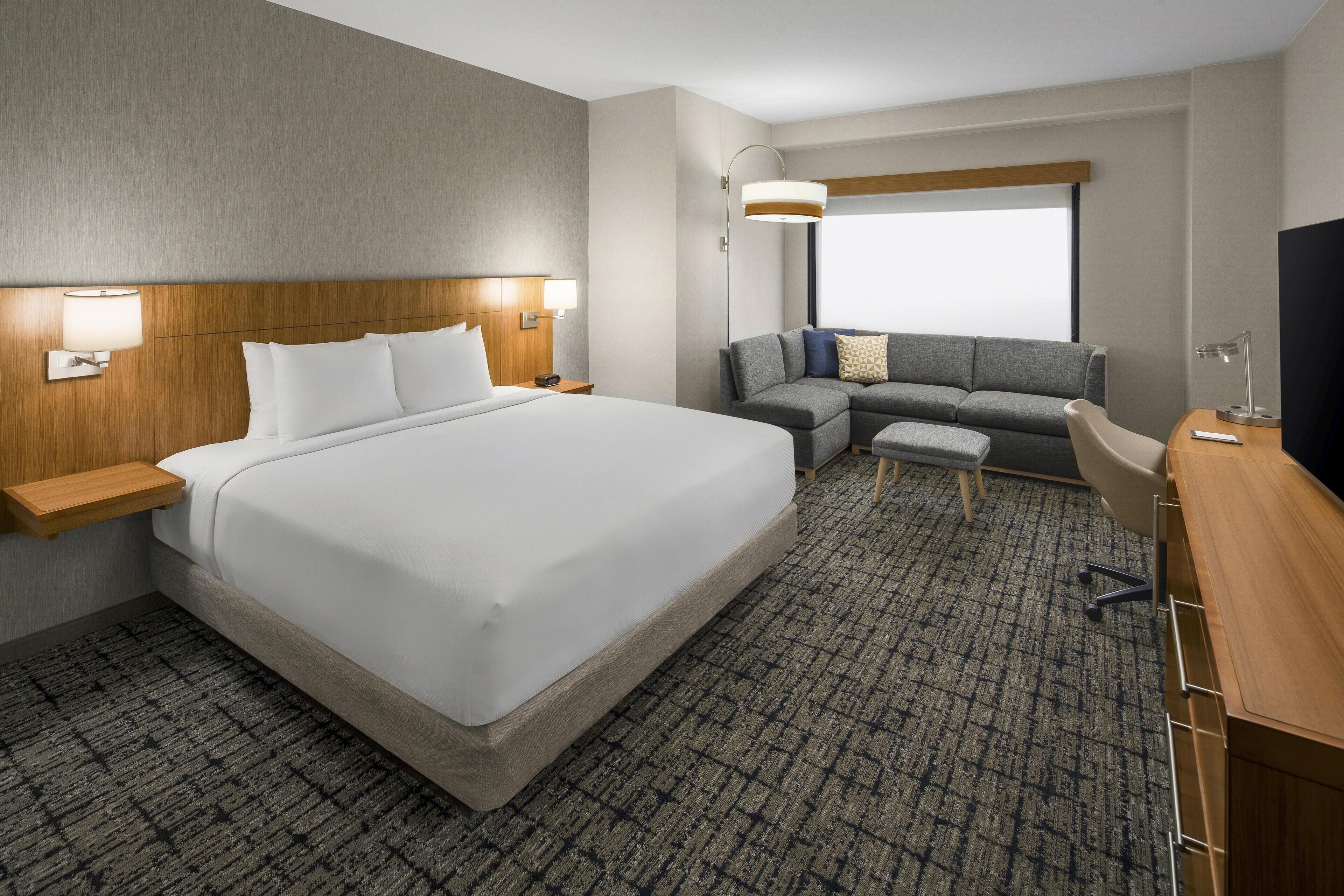 Phòng, 1 giường cỡ king | Nệm có lớp đệm bông, bàn, bàn ủi/dụng cụ ủi quần áo 