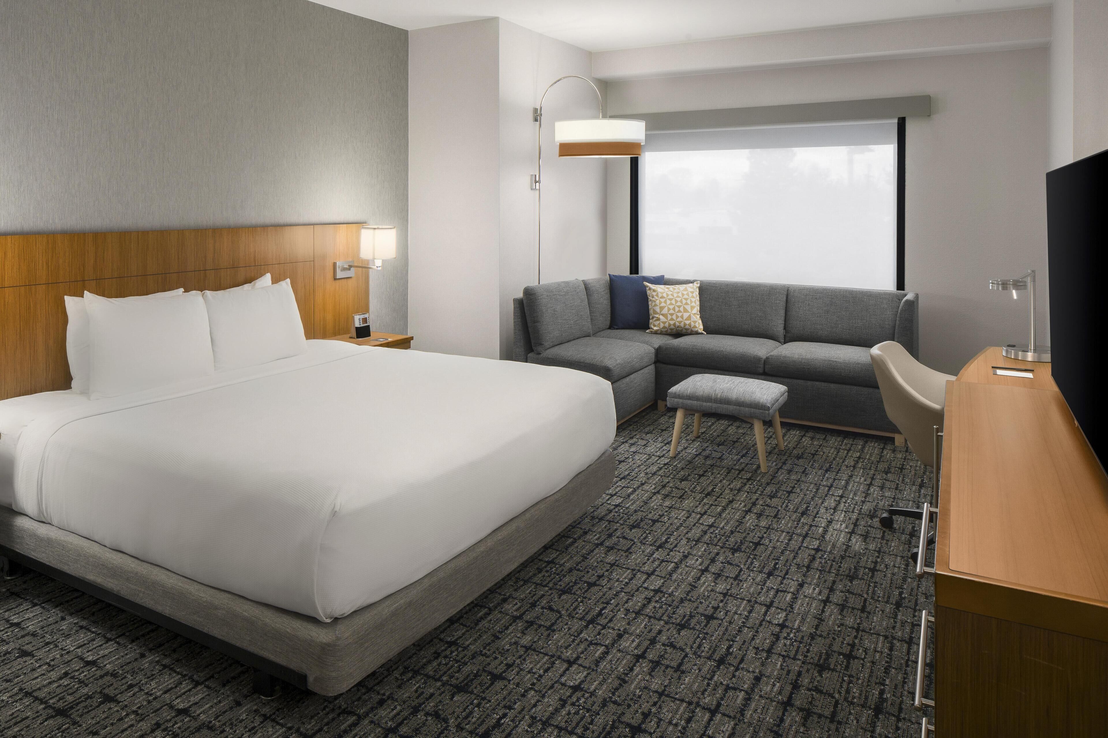 Nệm có lớp đệm bông, bàn, bàn ủi/dụng cụ ủi quần áo 