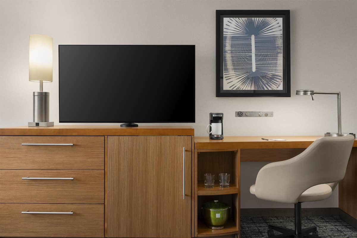 Pillowtop-Betten, Schreibtisch, Bügeleisen/Bügelbrett