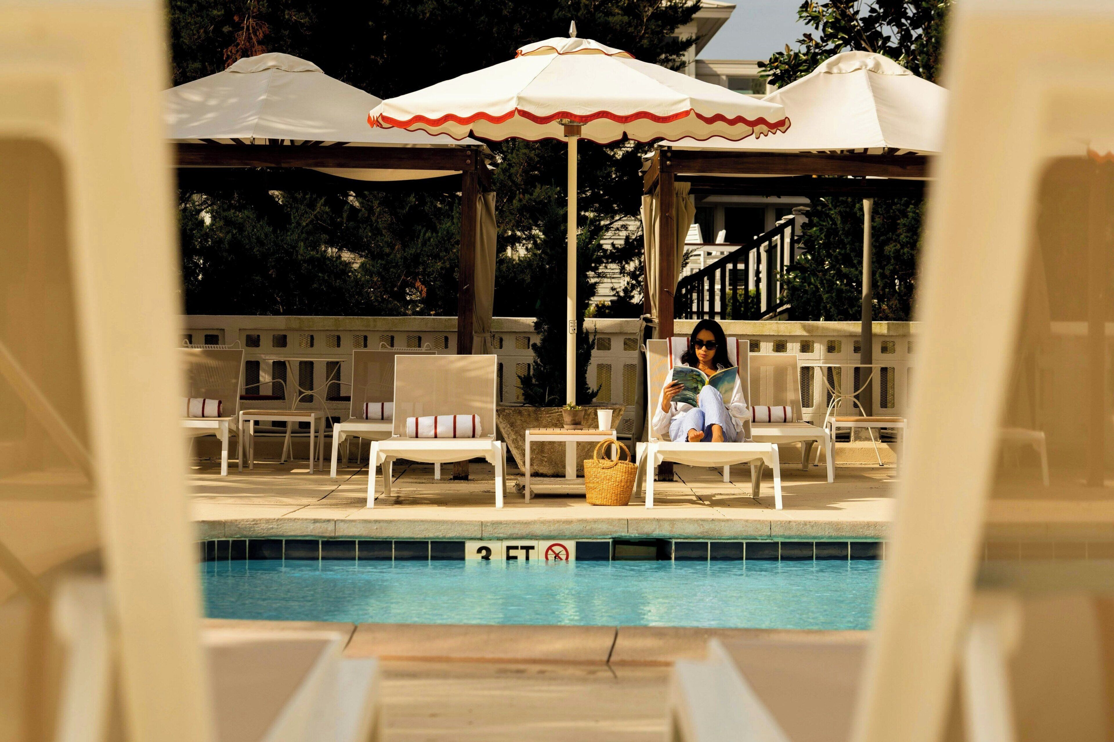 室外泳池；08:00 至 22:00 開放；小屋 (收費)、泳池傘