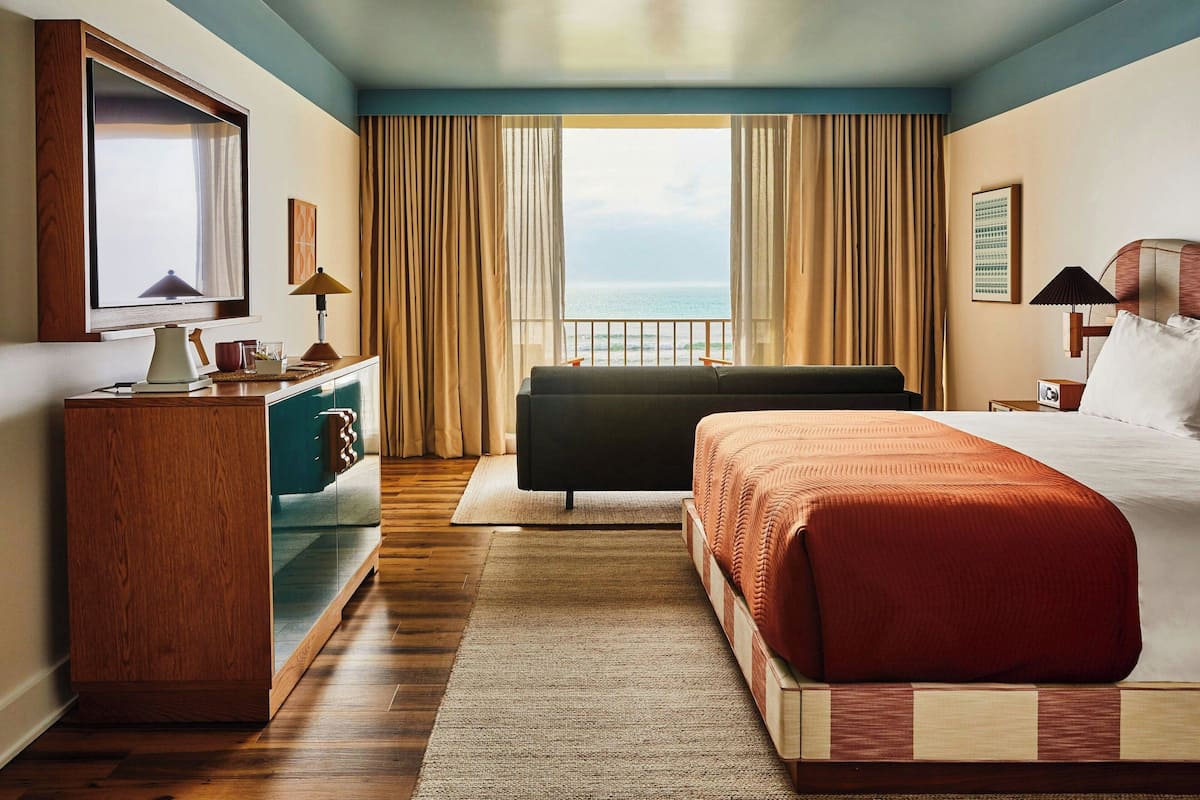 Deluxe kamer, 1 kingsize bed | Luxe beddengoed, pillowtop-bedden, een minibar, een kluis op de kamer