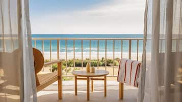 Surfside King Suite with Balcony | Premium-sengetøj, senge med topmadrasser, minibar, pengeskab på værelset