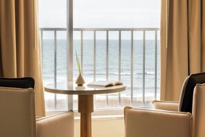 高档床上用品、加厚床垫、迷你吧、客房内保险箱