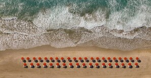 海灘、躺椅、太陽傘、沙灘巾