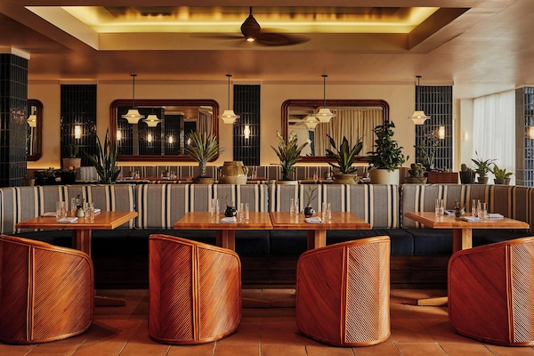 2 restaurants; breakfast, lunch, and dinner served