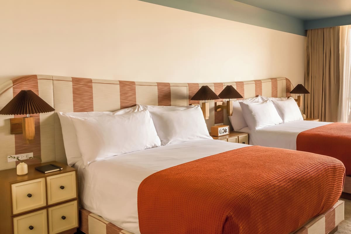 Luxe beddengoed, pillowtop-bedden, een minibar, een kluis op de kamer