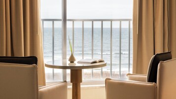 Ropa de cama de alta calidad, colchones con pillow-top y minibar 