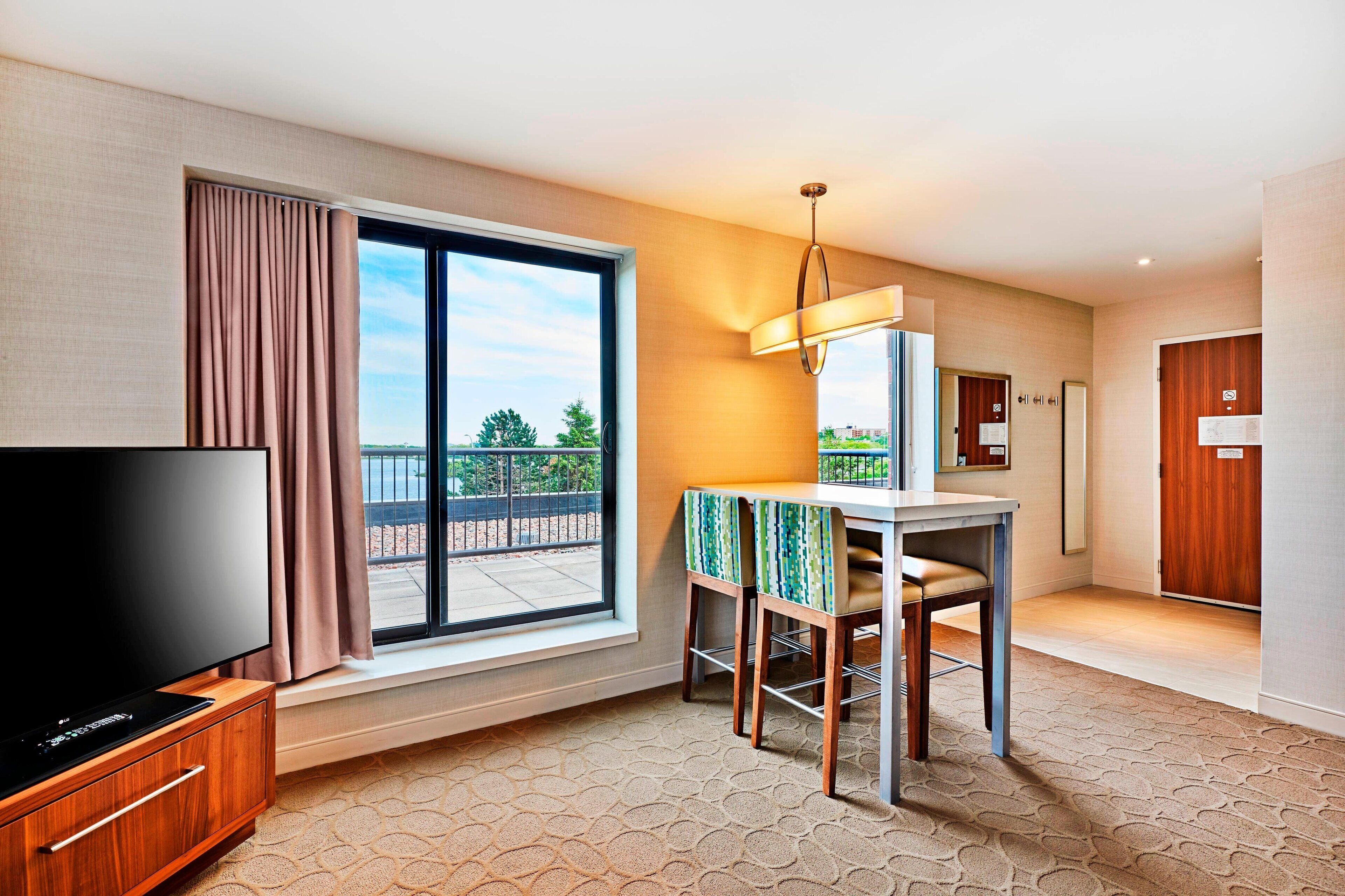 办公桌、笔记本电脑工作区、熨斗/熨衣板、免费婴儿床