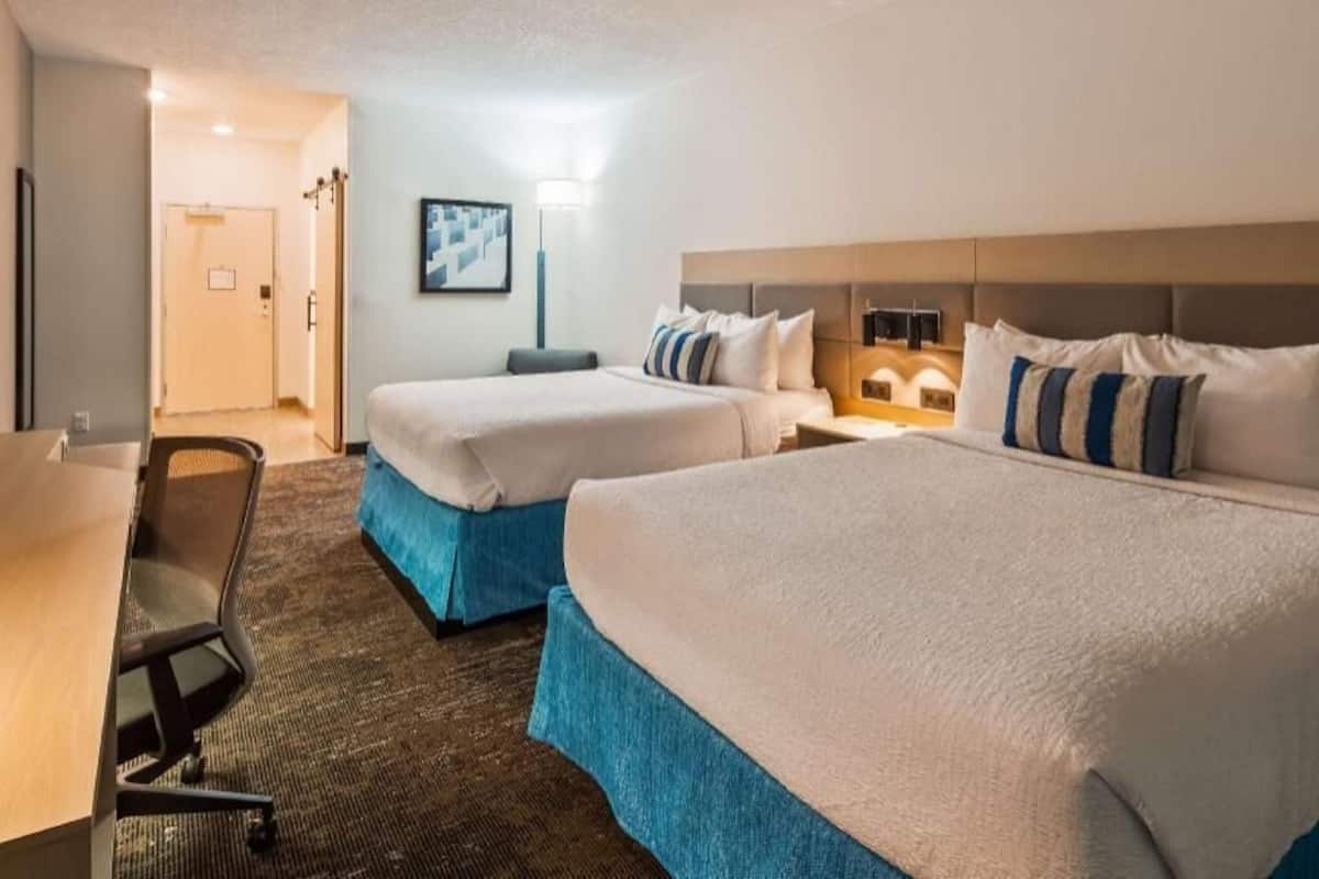 Desk, laptop workspace, iron/ironing board, free WiFi