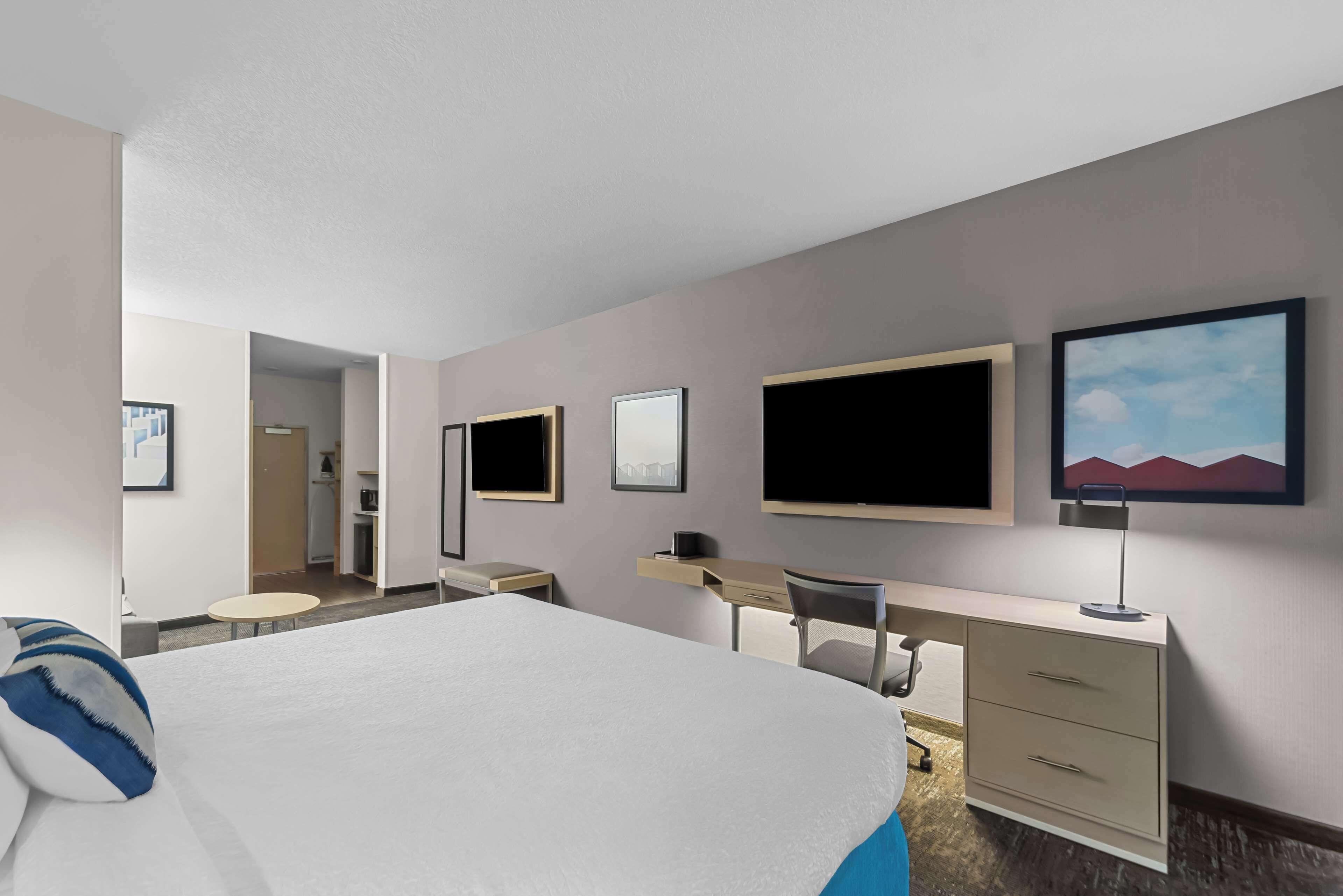 desk, laptop workspace, iron/ironing board, free wifi