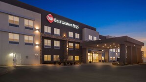 Ein Best Western Plus Hotel mit moderner Fassade, erleuchteten Fenstern und einem gut ausgeleuchteten Eingang.