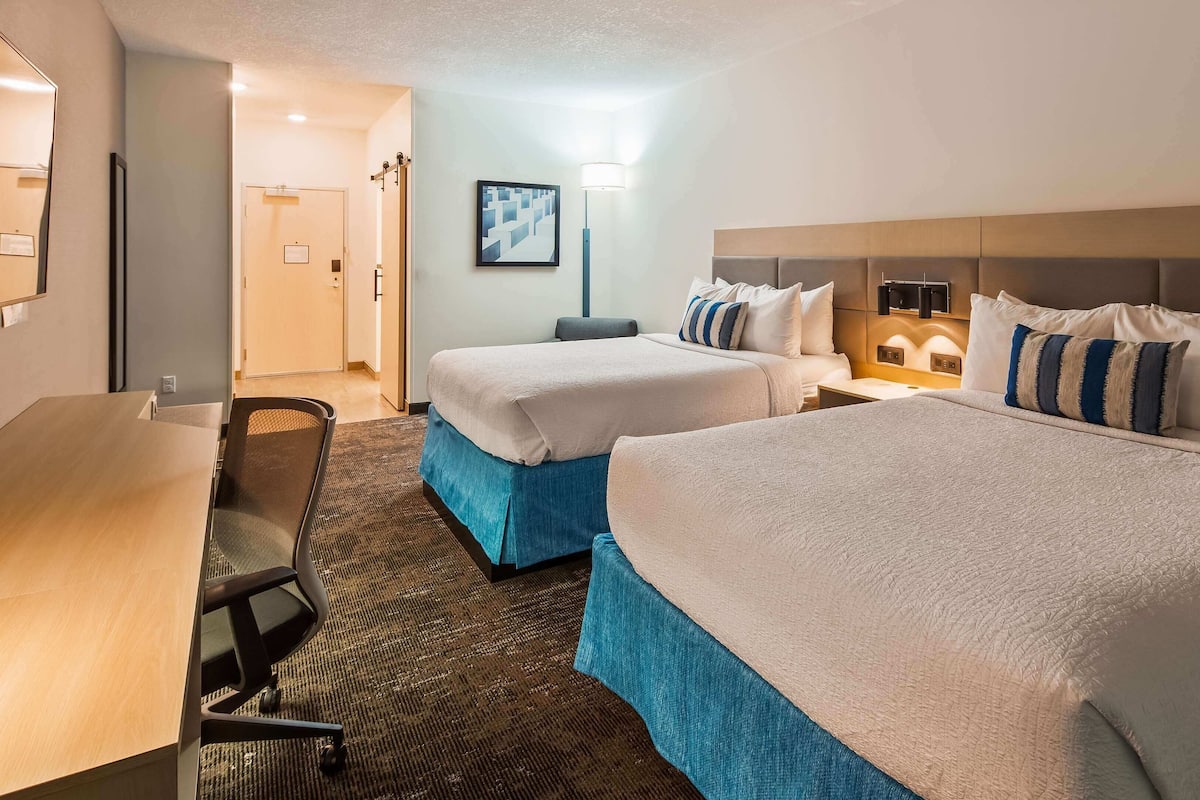 Desk, laptop workspace, iron/ironing board, free WiFi