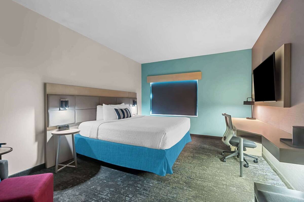 Desk, laptop workspace, iron/ironing board, free WiFi