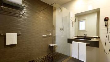 Banyera profunda i articles de tocador respectuosos amb el medi ambient