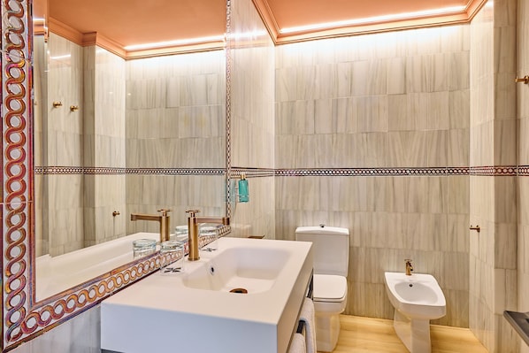 Shower, rainfall showerhead, eco-friendly toiletries, hair dryer - Boutique Hotel Luna Triunfo Granada (Granada)