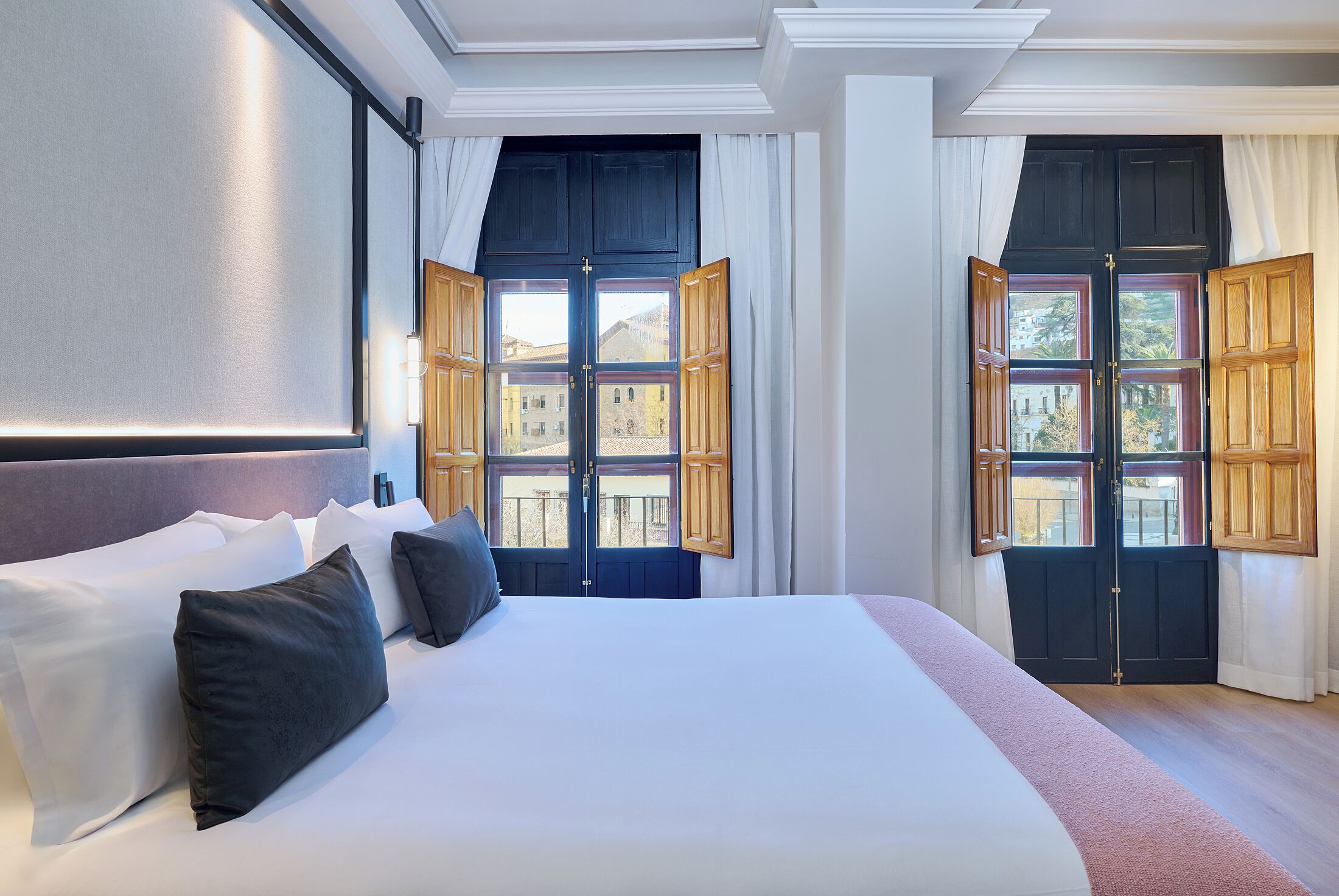 Deluxe Room (Puerta Elvira) | Premium bedding, minibar, in-room safe, desk