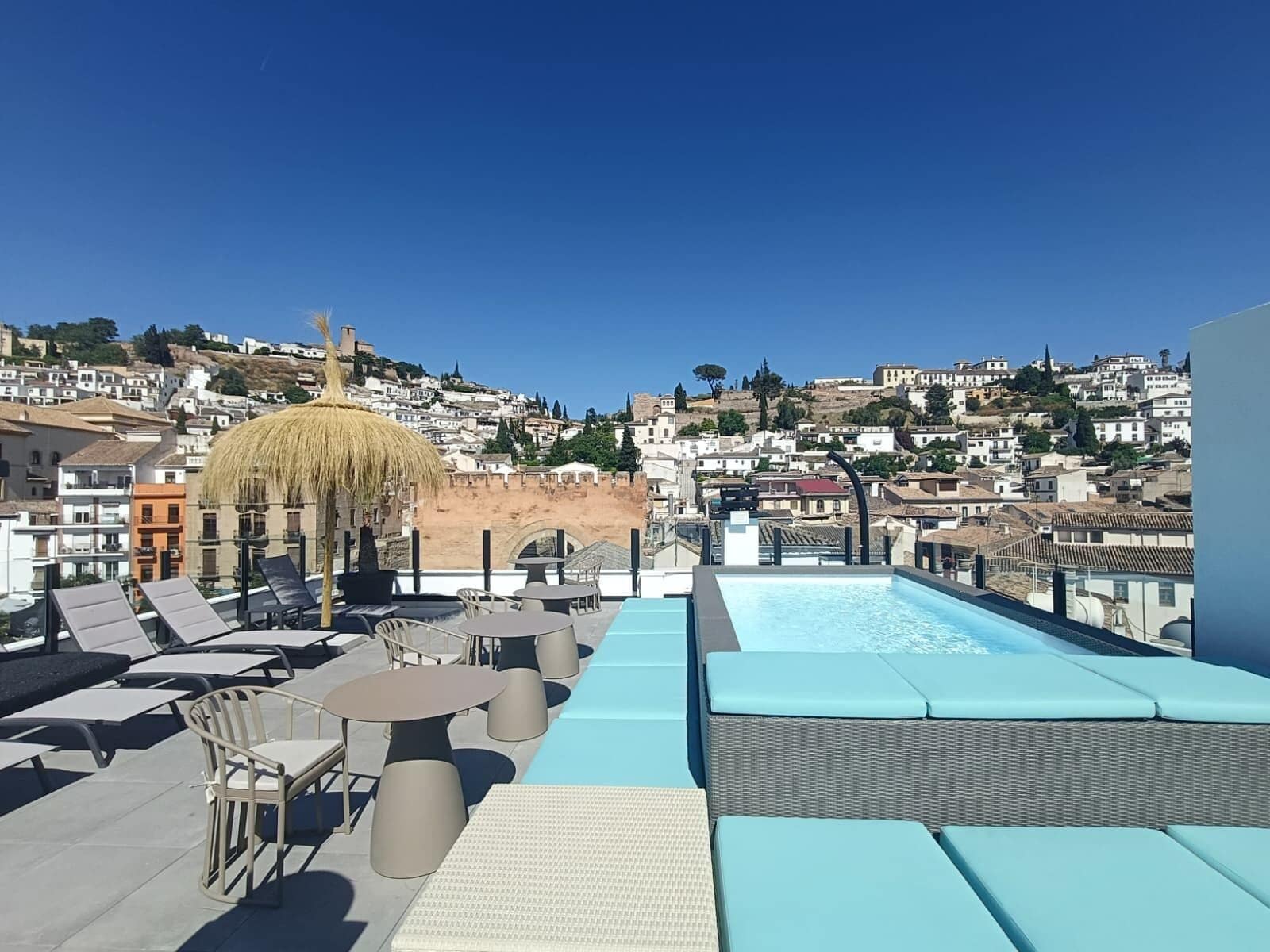Una piscina al aire libre