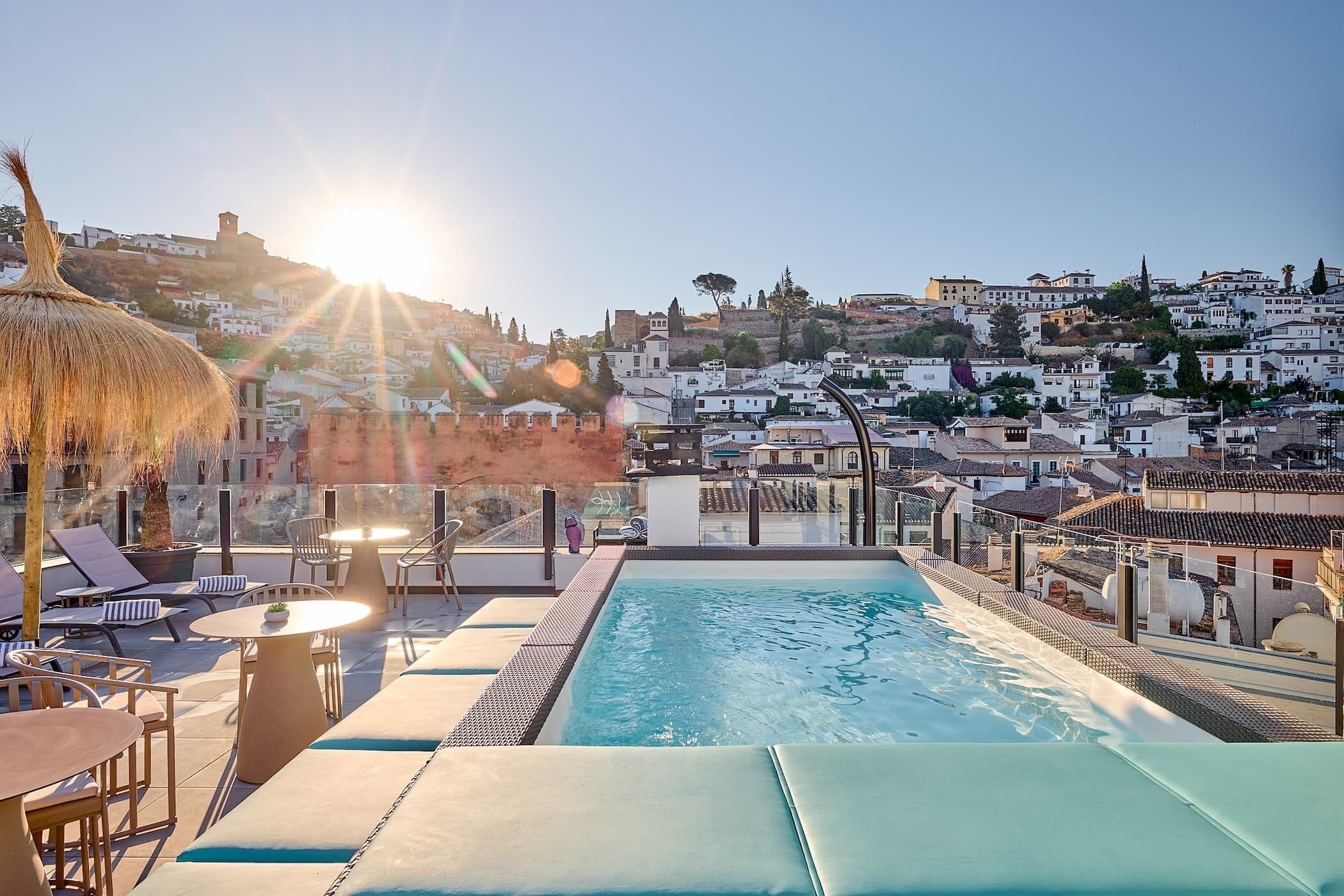Una piscina al aire libre