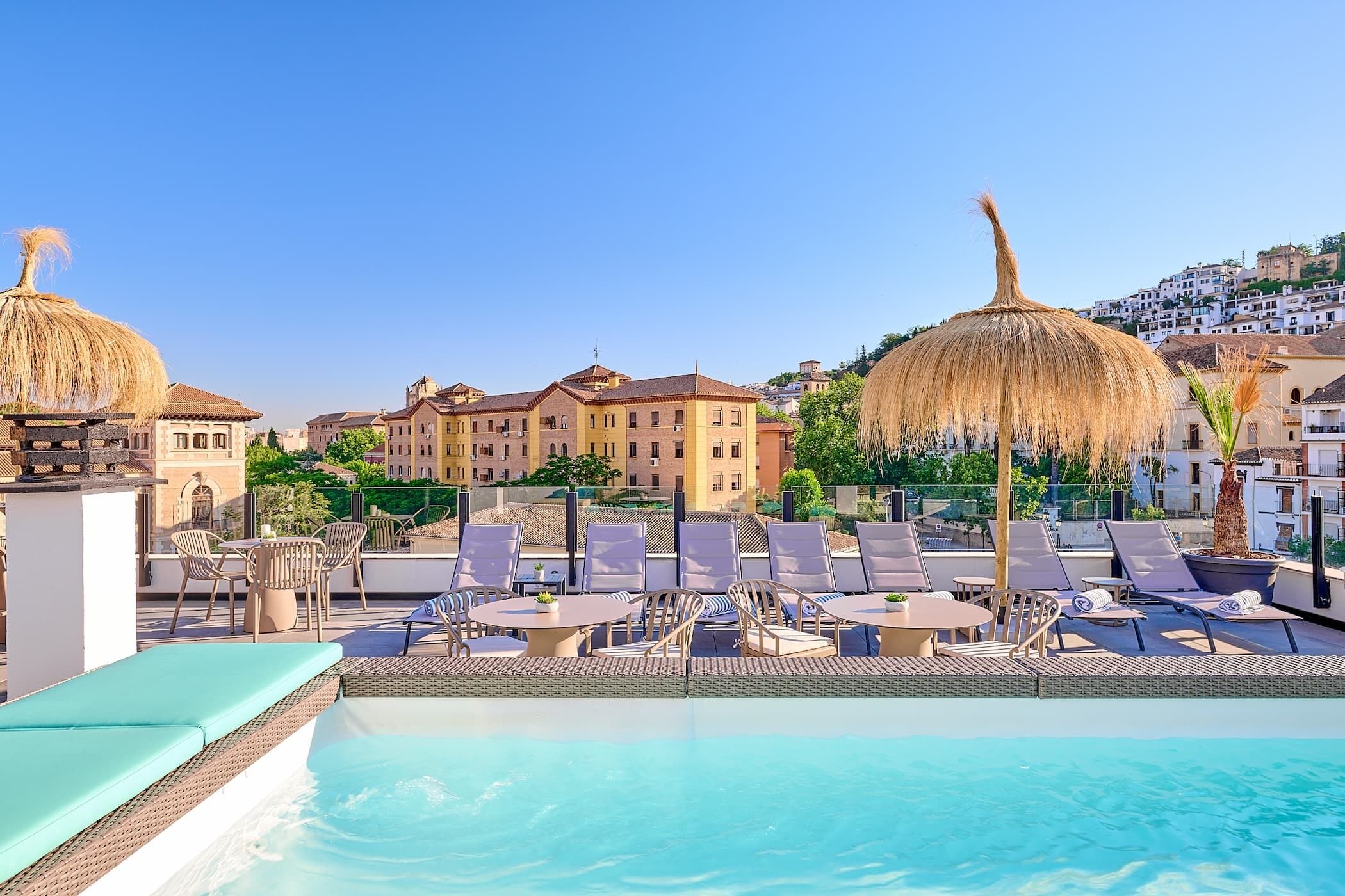 Una piscina al aire libre