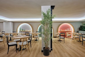 Petit déjeuner buffet (19.5 EUR par personne)