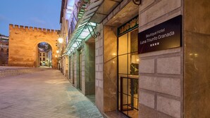 A boutique hotel entrance with a stone archway, a well-lit facade, and a sign indicating the hotel's name and location. - Boutique Hotel Luna Triunfo Granada *NEW* (Granada)