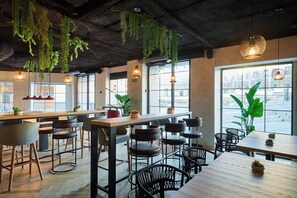 供應午餐、晚餐及早午餐