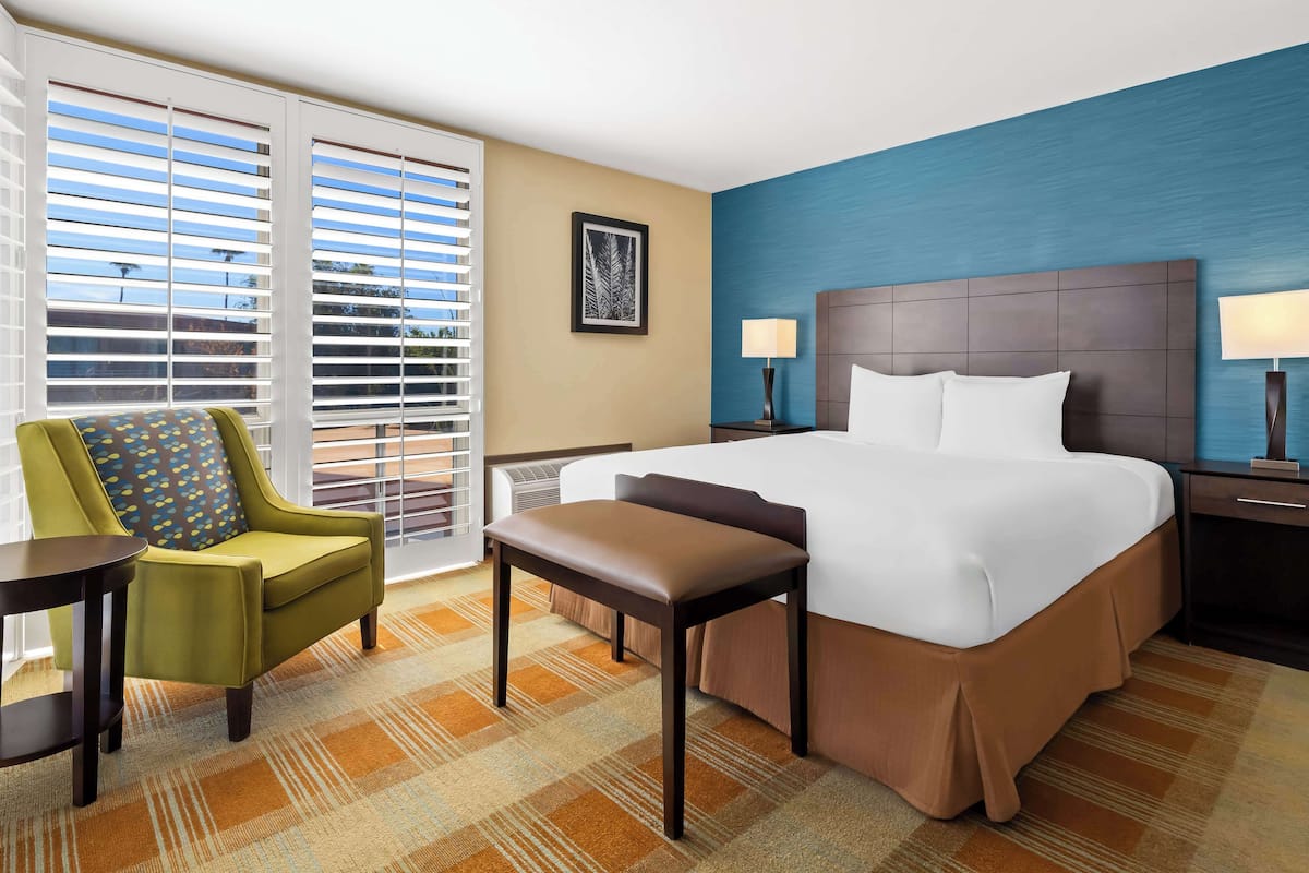 Suite, 1 King Bed, Non Smoking, Kitchenette | In-room safe, desk, laptop workspace, iron/ironing board