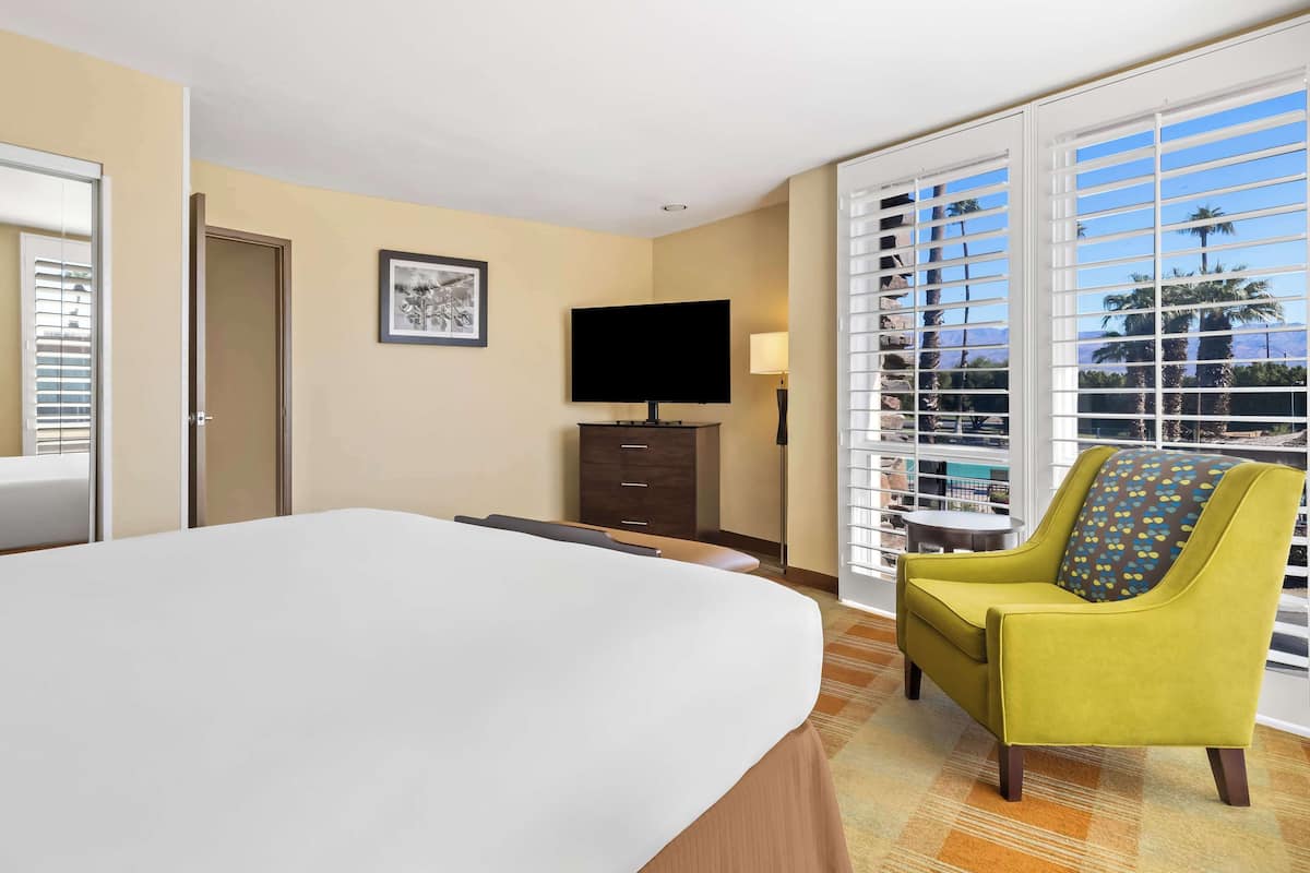Suite, 1 King Bed, Non Smoking, Kitchenette | In-room safe, desk, laptop workspace, iron/ironing board