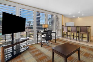 Suite, 1 King Bed, Non Smoking, Kitchenette