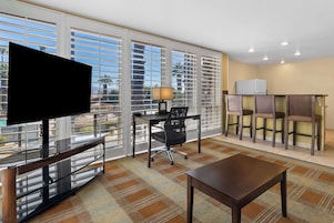 Svit - 1 kingsize-säng - icke-rökare - pentry | Värdeförvaringsskåp på rummet, skrivbord och arbetsyta för laptop