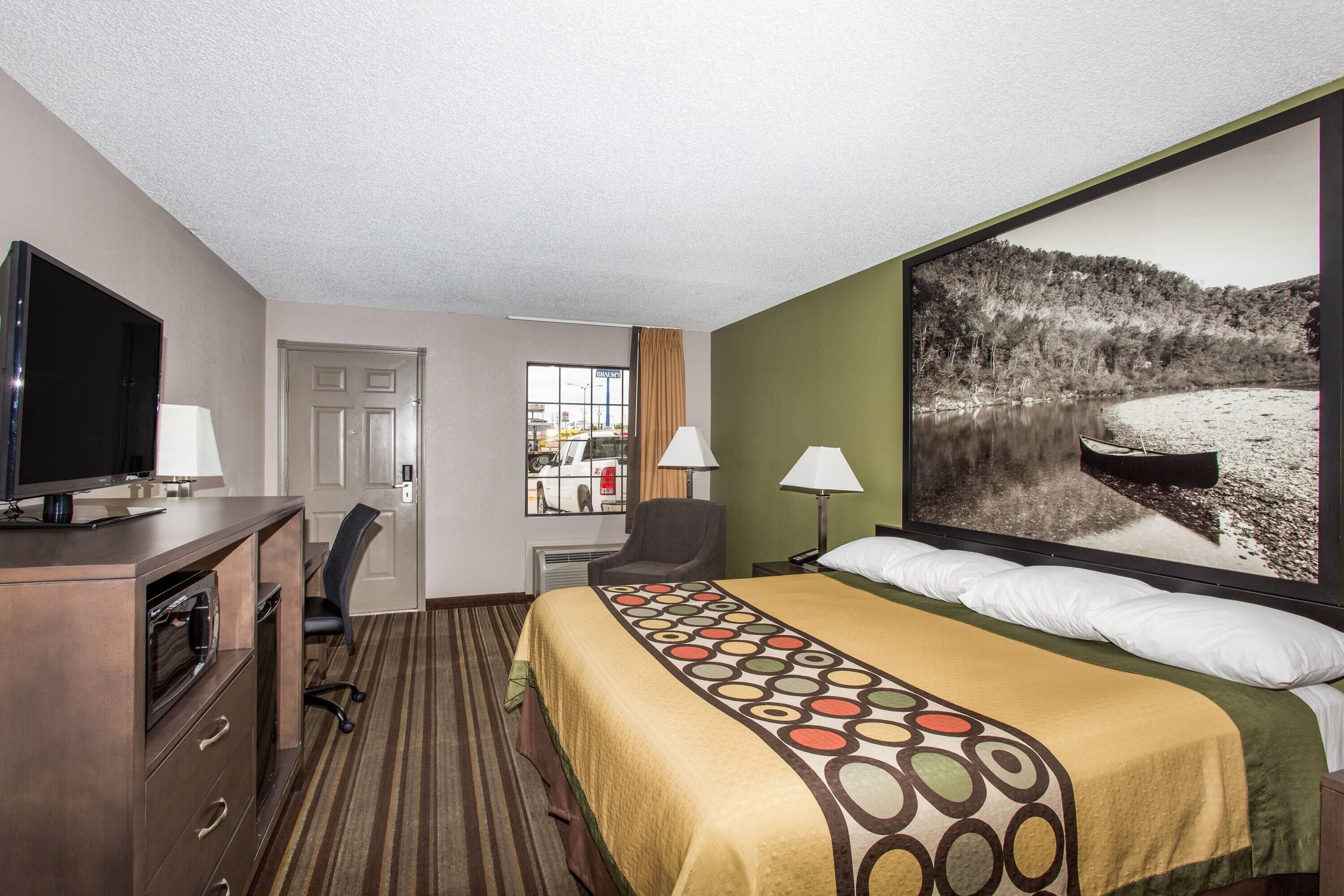 مكتب ومساحة عمل للكمبيوتر المحمول وستائر تعتيم ومكواة/لوح كي