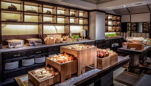 Desayuno completo todos los días (EUR 30 por persona) 