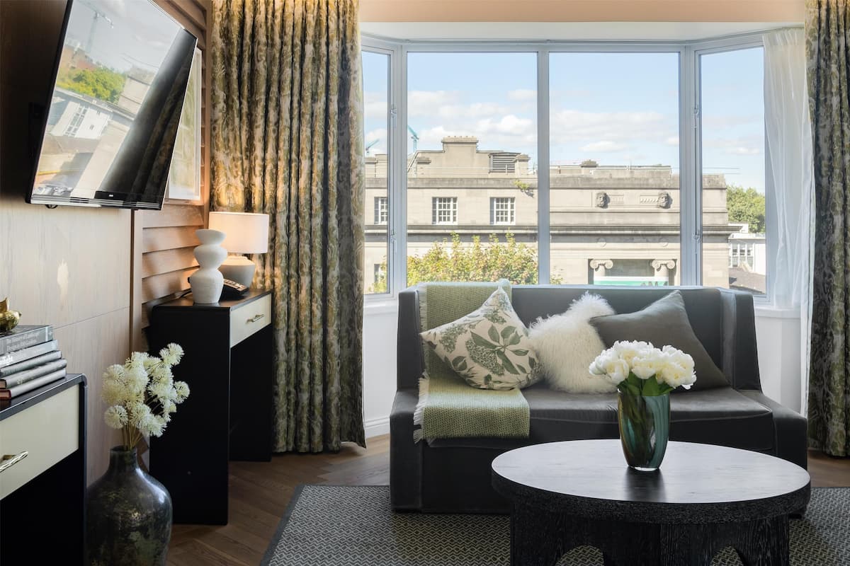 Niven Suite | Living area | IPod dock