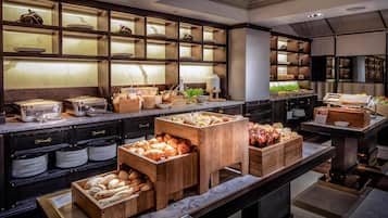 2 restaurants, spécialités Cuisine locale et internationale