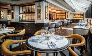 2 Restaurants, Frühstück, Mittagessen, lokale und internationale Küche