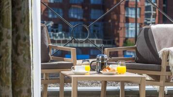 Premier Room, 1 King Bed, Balcony | Living area