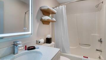 Suite, 1 kingsize bed, niet-roken, keuken (with Sofabed, Full Kitchen) | Badkamer | Een bad/douchecombinatie, gratis toiletartikelen, een haardroger