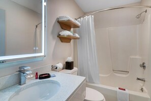 Bañera con ducha, artículos de tocador gratuitos, secador de pelo