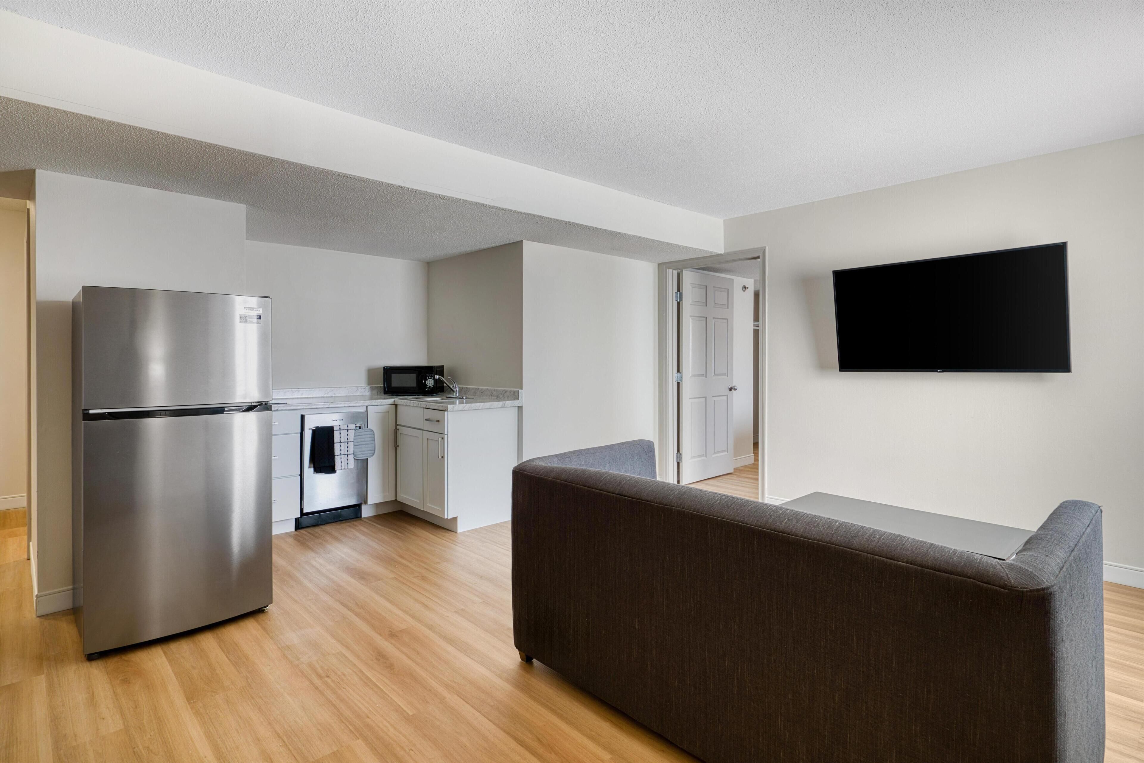 Suite, 1 King Bed, Non Smoking, Kitchen (with Sofabed, Full Kitchen) | Private kitchenette | Microwave