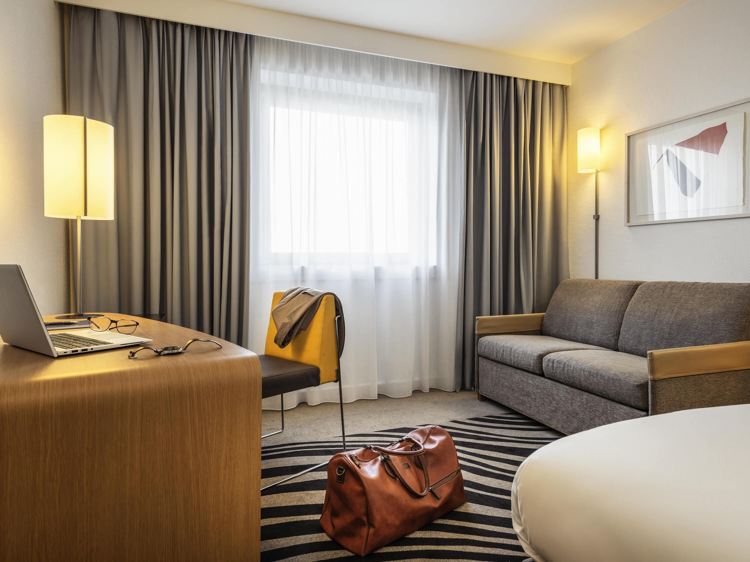 Classic Room, 1 Queen Bed, Accessible | Premium bedding, down comforters, in-room safe, blackout drapes