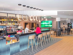2 Bars/Lounges