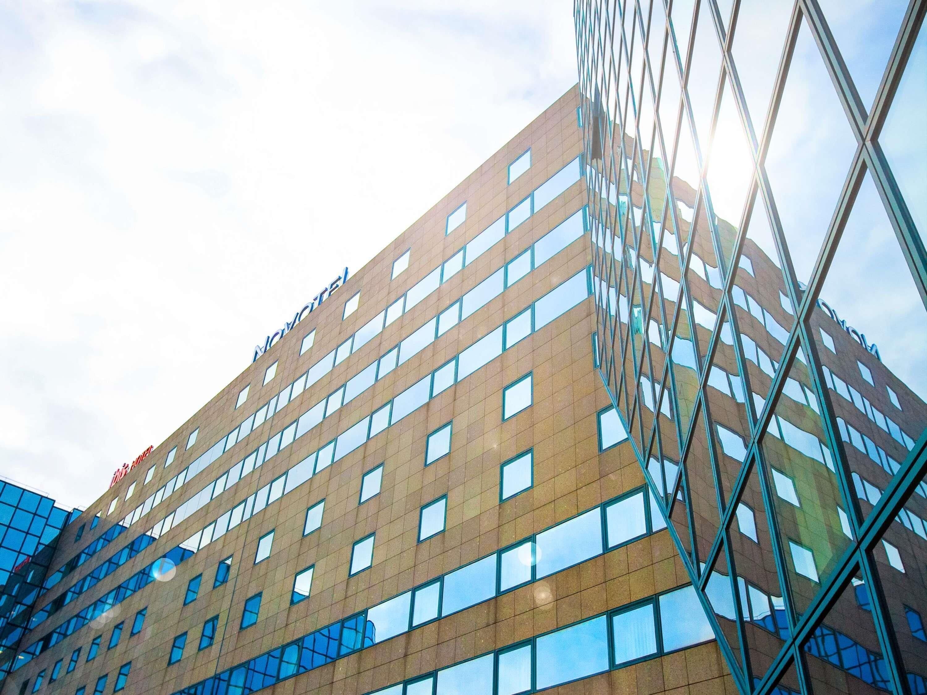 En moderne bygning med en glasfacade og flere vinduer.