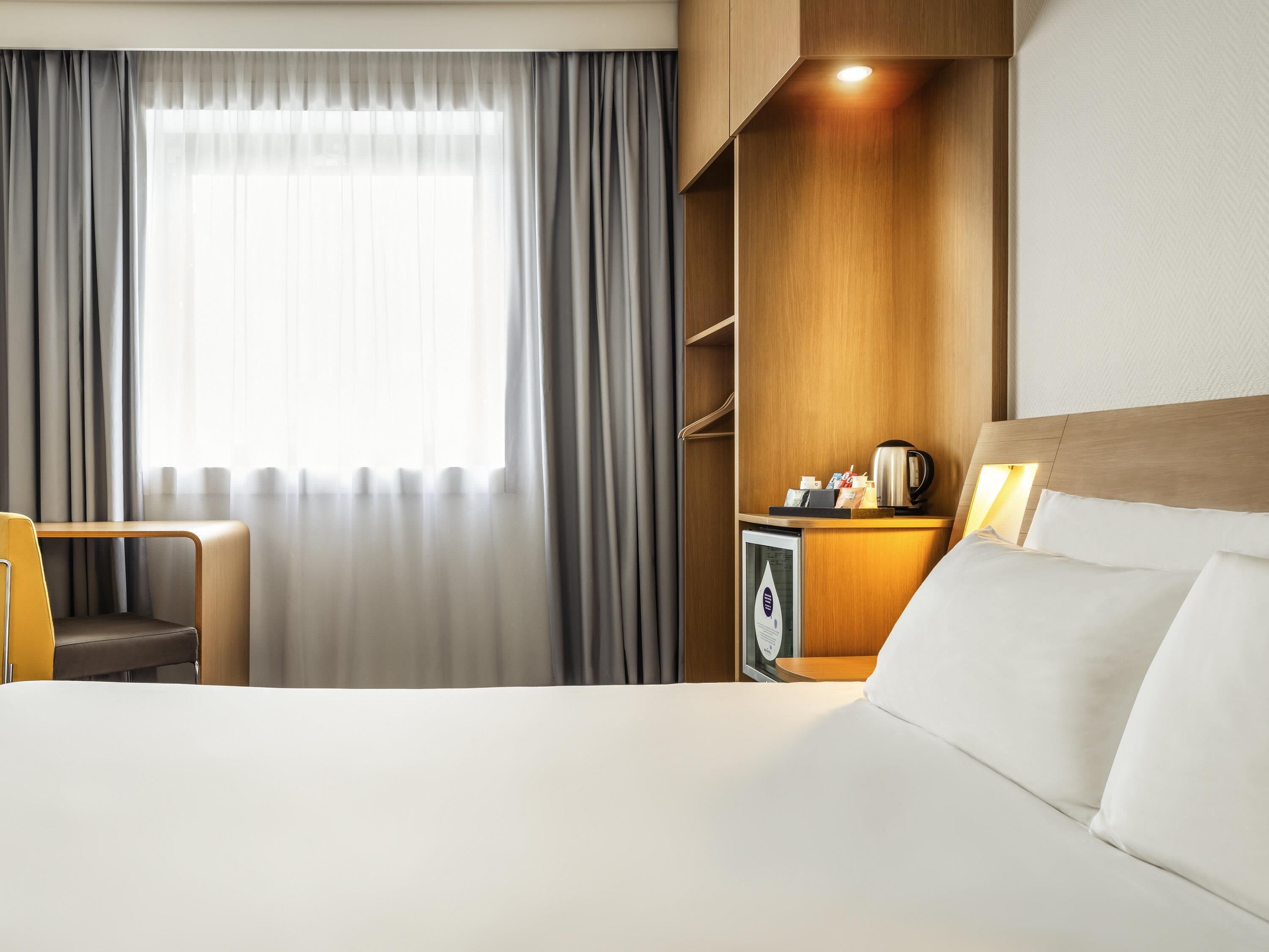 Classic Room, 1 Queen Bed, Accessible | Premium bedding, down comforters, in-room safe, blackout drapes