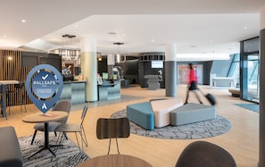 2 bars/lounges