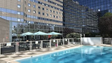 Piscina externa sazonal, guarda-sóis, espreguiçadeiras