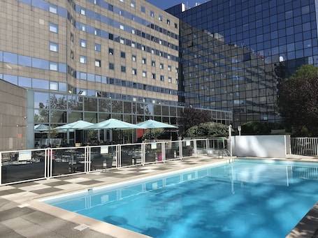 Seasonal outdoor pool, pool umbrellas, sun loungers