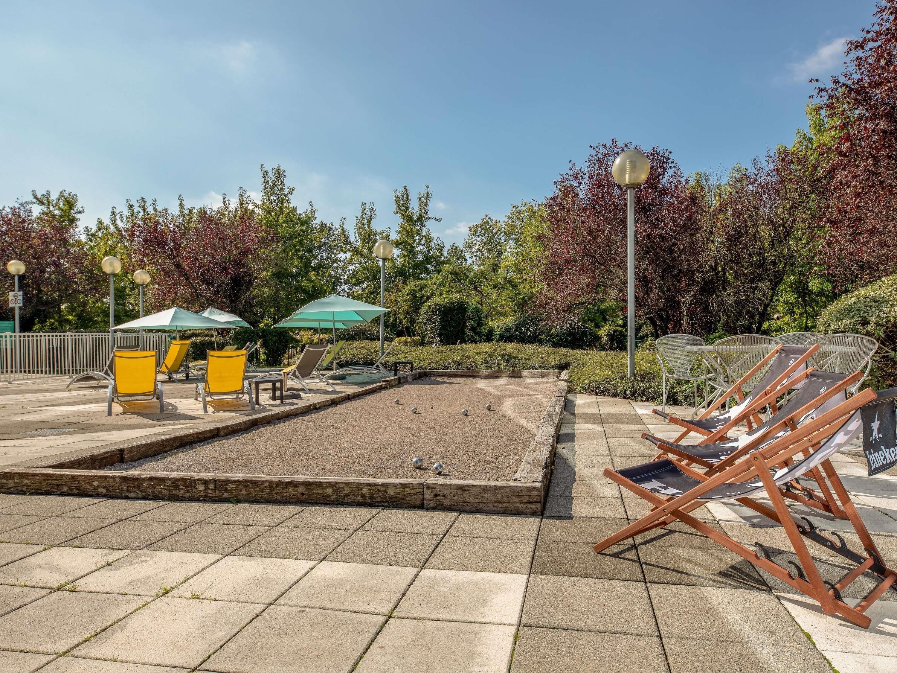 季節性室外游泳池，提供泳池遮陽傘和日光浴躺椅