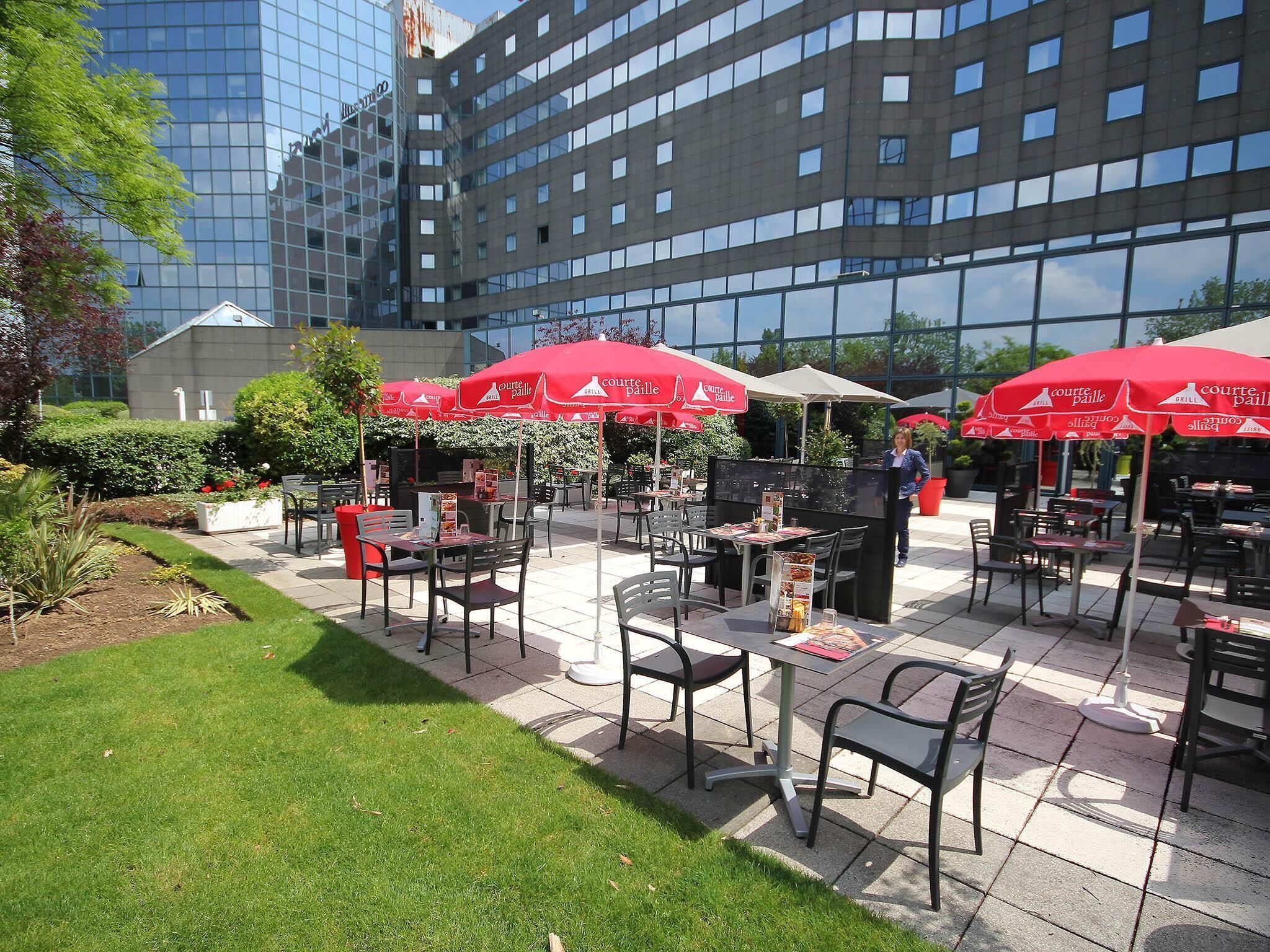 2 restaurants servant le déjeuner, le dîner et le souper
