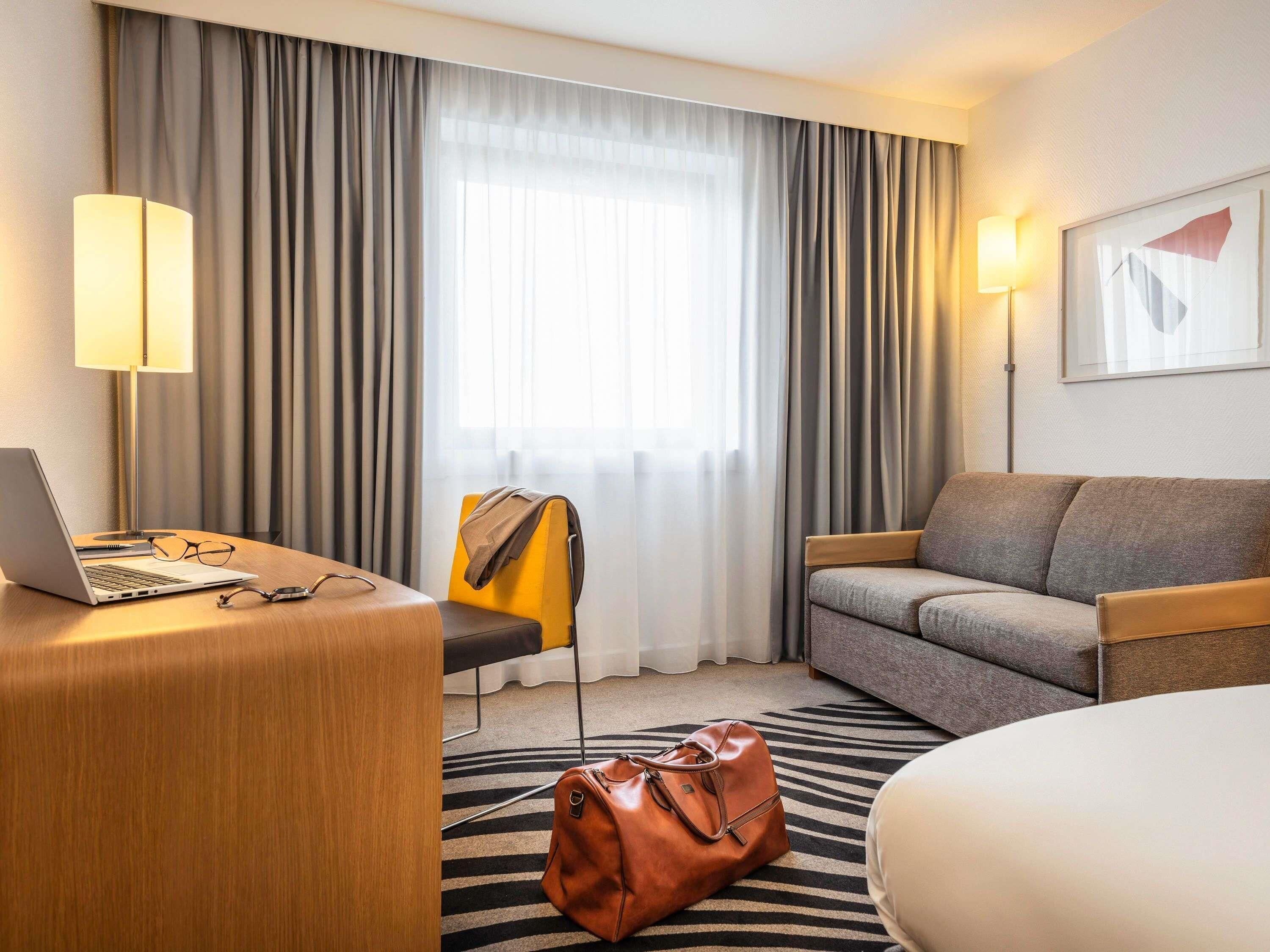 Classic Room, 1 Queen Bed, Accessible | Premium bedding, down comforters, in-room safe, blackout drapes