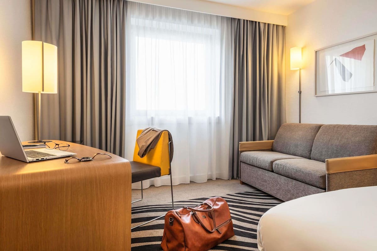 Classic Room, 1 Queen Bed, Accessible | Premium bedding, down comforters, in-room safe, blackout drapes
